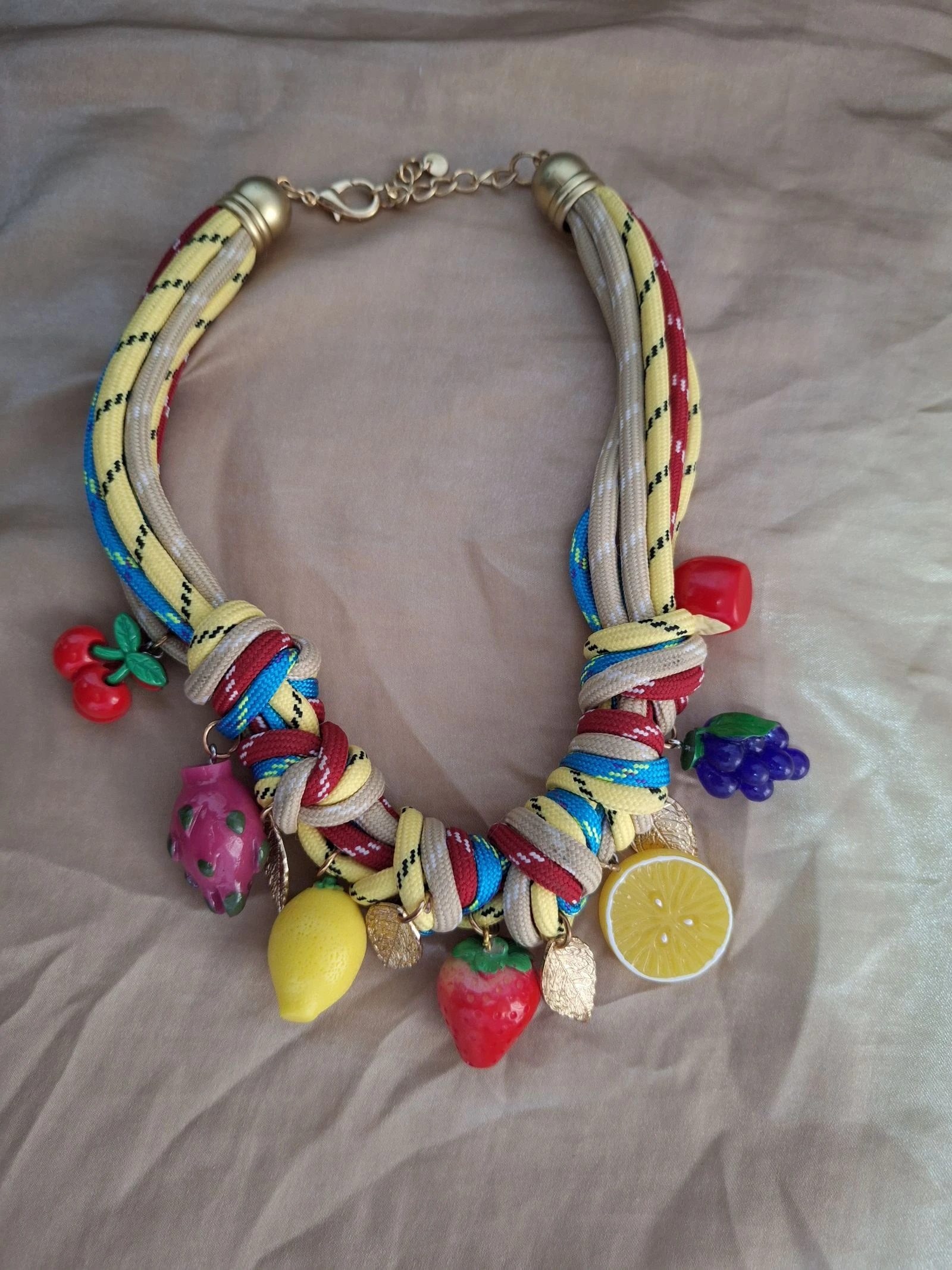 Collier coloré avec cordons tressés et détails de fruits – photo 4